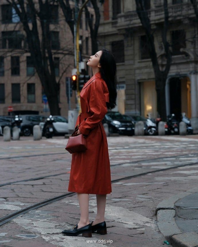 023-2-25，懂懂群聊天记录（4）：刘诗诗，红色皮衣造型行走于米兰街头，风情万种。"